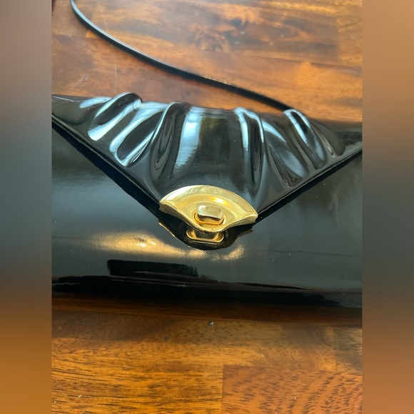 Vintage-Inspired Black Patent Shoulder Bag - Picture 3 of 5